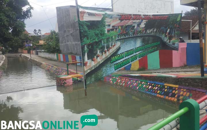 Salah satu aliran sungai yang terlihat bersih dan rapi yang lokasinya di jalan Jaksa Agung Suprapto Trenggalek. foto: HERMAN S/ BANGSAONLINE