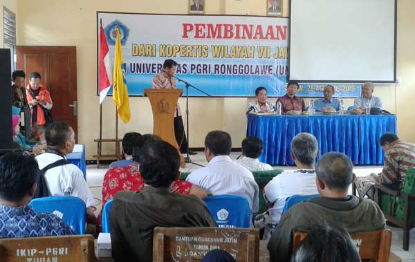 Mantan Rektor Unirow, Hadi Tugur, saat meminta maaf di hadapan mahasiswa, wali mahasiswa, dosen dan karyawan. (foto: BANGSAONLINE)