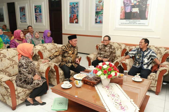Bupati Fadeli saat menerima ketua Tim Verifikasi KLA (Kemen PPPA).