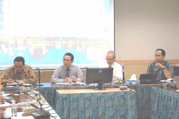 DARI KIRI: M. Syarif Alatas, Junaidi Khotib, Alvaro Barrera, dan David Segoh. foto: yuli iksanti/BANGSAONLINE