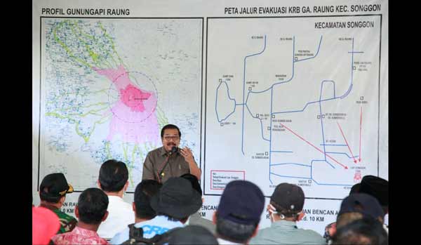Gubernur Soekarwo saat menyampaikan harapannya kepada masyarakat sebelum melihat kondisi gunung raung secara dekat. (foto: hms)