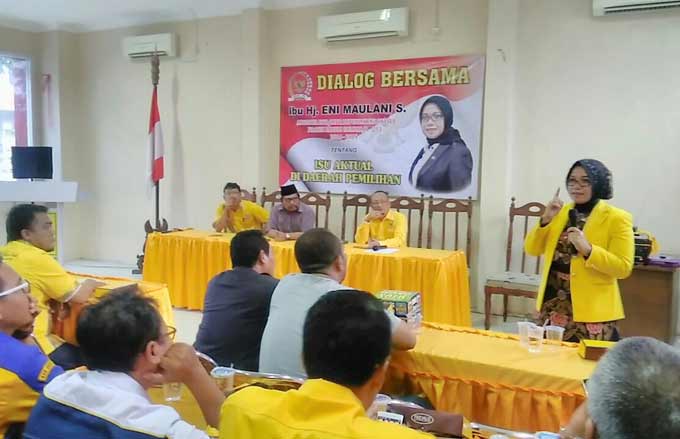 Eni Maulani S (kanan) dalam suatu acara, beberapa waktu lalu. foto: SYUHUD/ BANGSAONLINE
