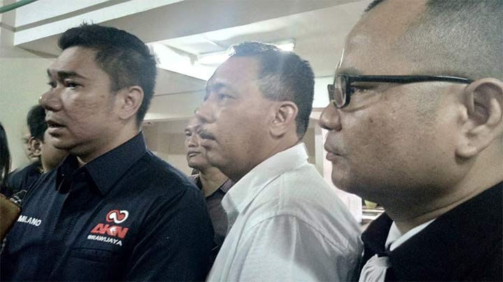 Kuasa hukum Vanessa Angel, M. Milano (kiri) saat memberikan keterangan usai sidang.