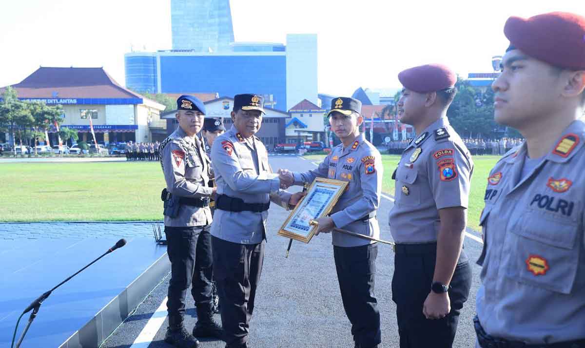 Kapolda Jatim Beri Penghargaan untuk 73 Personel Berprestasi