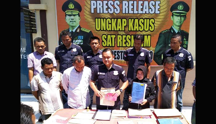 ?Lima Tersangka Korupsi Jalur Ekstrem saat digelar rilis oleh Polresta Sidoarjo.