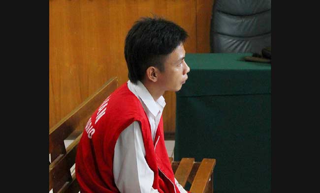 Terdakwa Eben Heizer Kasihu, saat mendengarkan putusan Majelis Hakim PN Sidoarjo