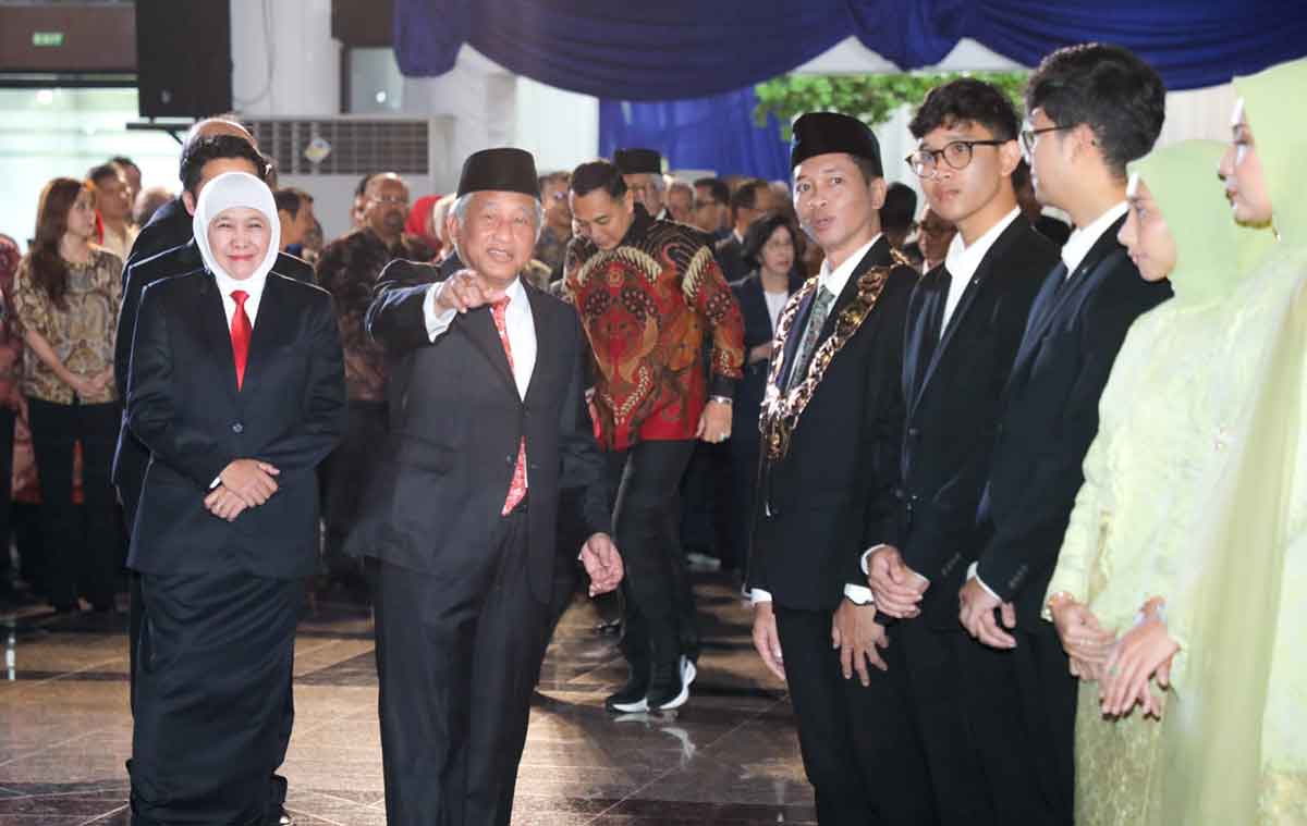 Gubernur Jawa Timur periode 2019-2024, Khofifah Indar Parawansa, saat menghadiri pelantikan Rektor ITS periode 2024-2029. 