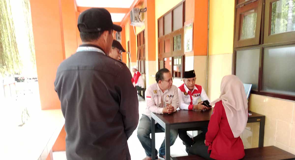 Orang tua siswi SMK Sepuluh Nopember Sidoarjo yang menjadi korban bullying atau perundungan saat tiba di sekolah.