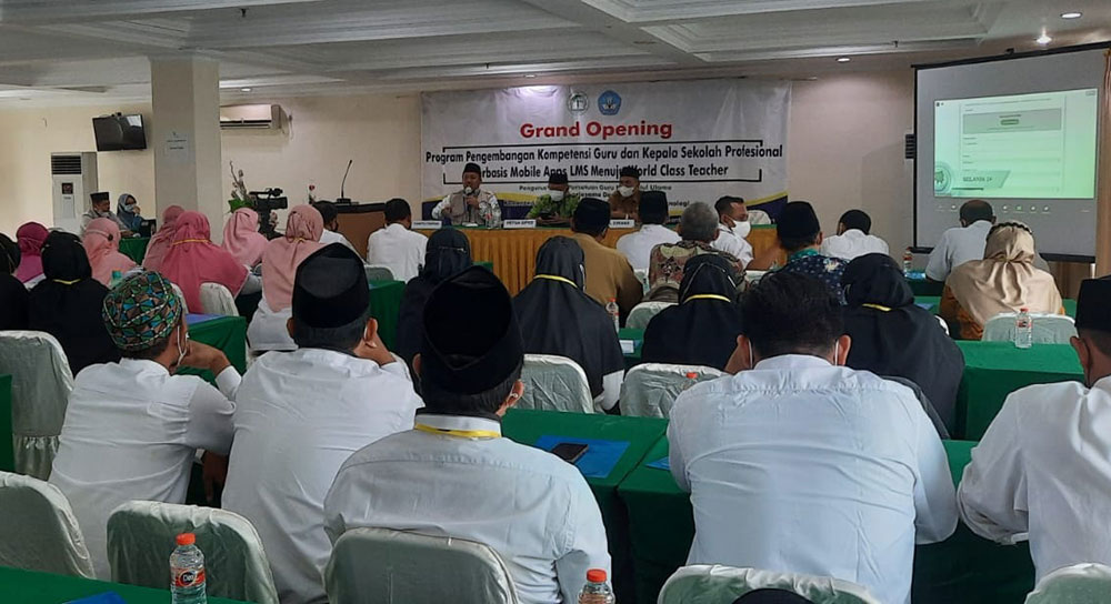Puluhan guru di Tuban saat mengikuti program pengembangan kompetensi berbasis mobile Apps Learning Management System.