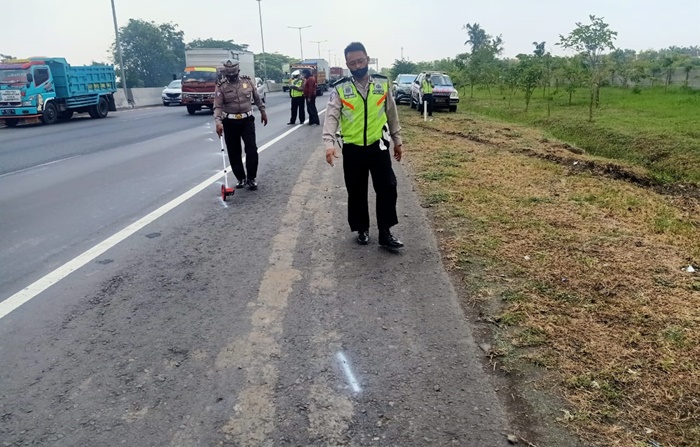 Petugas saat olah TKP. 