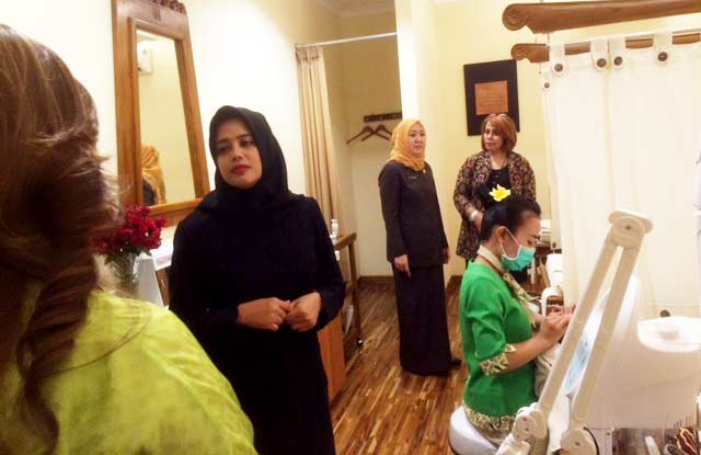 Bunda Vey bersama wakil wali kota Kediri Lilik Muhibbah saat melihat satu per satu ruangan di Martha Tilaar Salon Day Spa. foto: arif kurniawan/ BANGSAONLINE