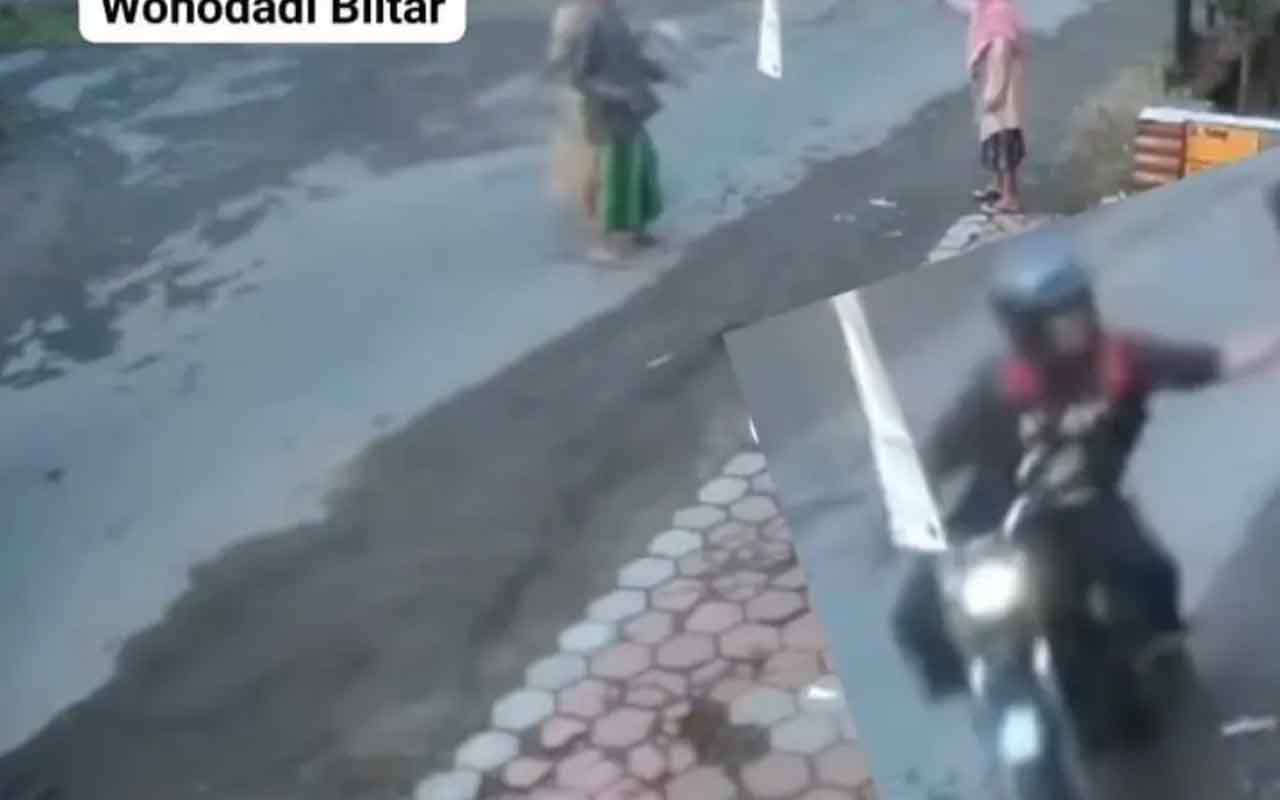 Tangkapan layar aksi penjambretan yang terjadi di  Desa Jaten, Kecamatan Wonodadi, Blitar. 
