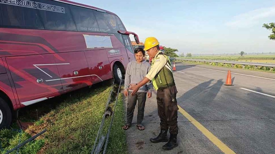 Kondisi Bus pariwisata saat terperosok di tol jomo.
