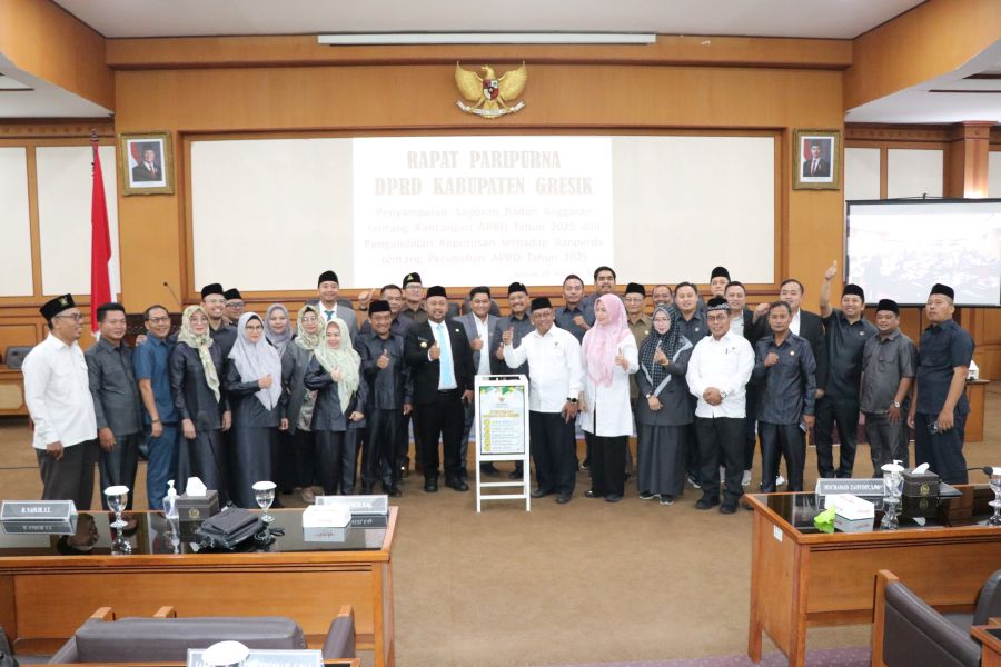  Ketua DPRD Gresik M Syahrul Munir bersama Bupati Fandi Akhmad Yani, Wakil Ketua dan anggota DPRD serta jajaran Baznas usai MoU dan penyaluran infak. FOTO: ist.