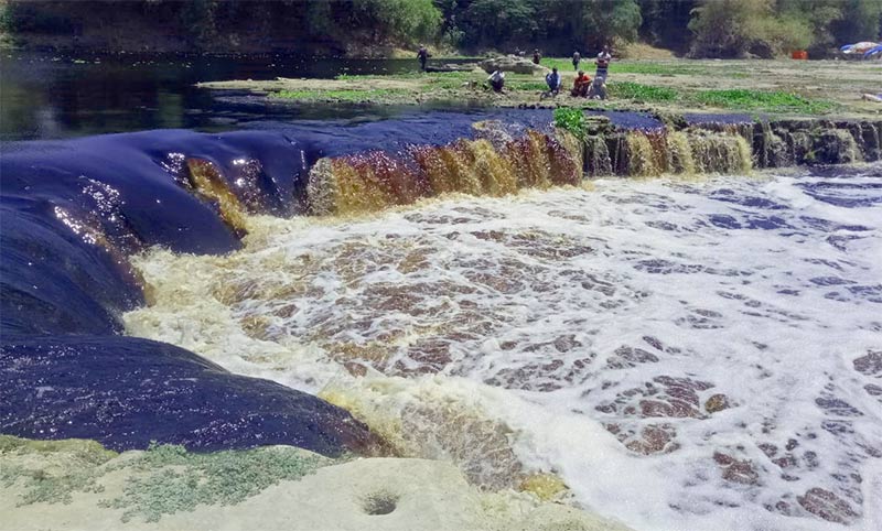 HITAM PEKAT: Tampak foto air Sungai Bengawan Solo di Kecamatan Ngraho Bojonegoro berwarna hitam. Perubahan warna air sungai itu diduga akibat tercemar limbah industri batik dari Jateng. foto: EKY NURHADI/ BANGSAONLINE
