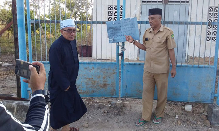 Pemilik lahan dan kuasa hukumnya sedang menyegel bangunan milik yayasan Abi Sujak.