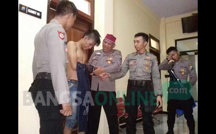 Pelaku beagl Jakfar Mustafa saat diamankan ke Polres Situbondo. foto: MURSIDI/ BANGSAONLINE