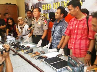 ?Kabid Humas Polda Jatim Kombes Pol Awi Setiyono saat memberikan keterangan kepada wartawan di Mapolda. Foto:farih/BANGSAONLINE