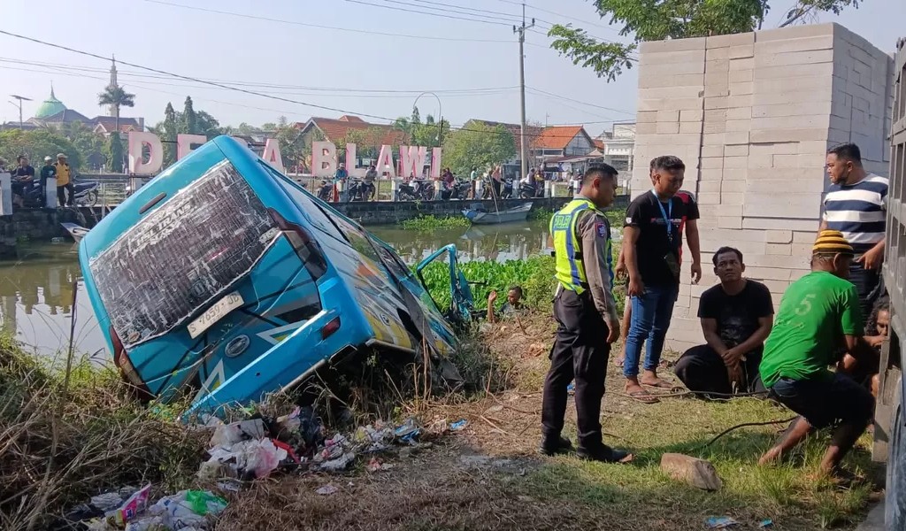 Kondisi mobil elf yang terperosok ke sungai di Karangbinangun Lamongan