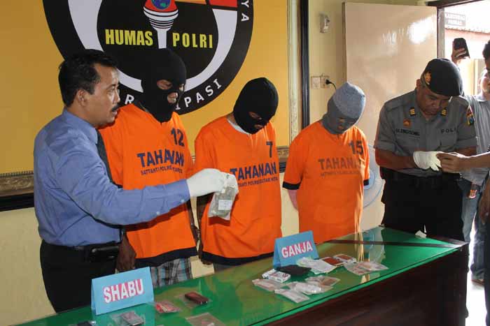 Tersangka saat diamankan di Mapolres Blitar Kota. (foto: tri susanto/BANGSAONLINE)