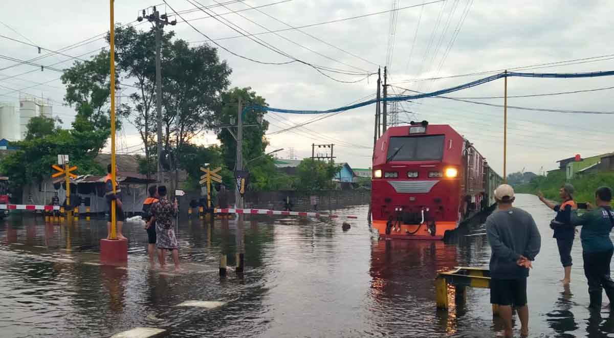 Luapan air di kilometer 2+3 hingga 3+0 pada jalur hulu dan hilir antara Stasiun Alastua-Semarang Tawang.