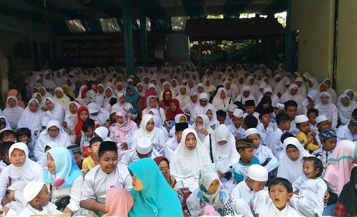 Para ibu-ibu Muslimat NU antusias mengikuti istighotsah dan mendengarkan taushiyah Dr KH Asep Saifuddin Chalim di Banjar Sugihan, Tandes, Surabaya, Selasa (11/9/2018). Foto: bangsaonline.com