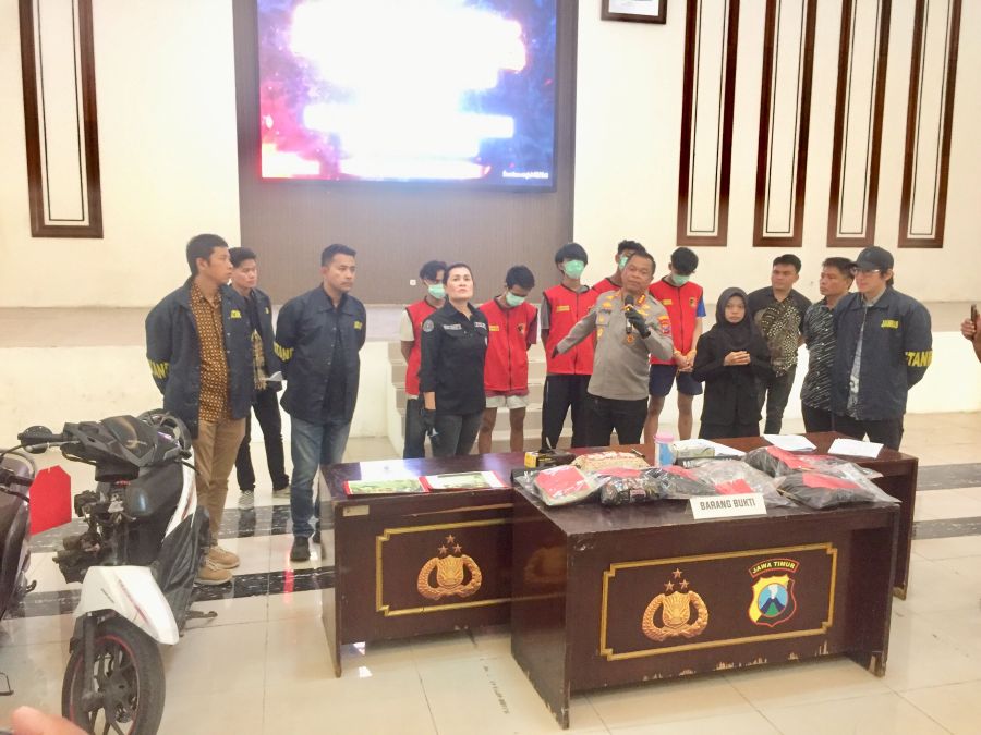 Para pelaku saat dihadirkan di konferensi pers Polrestabes Surabaya