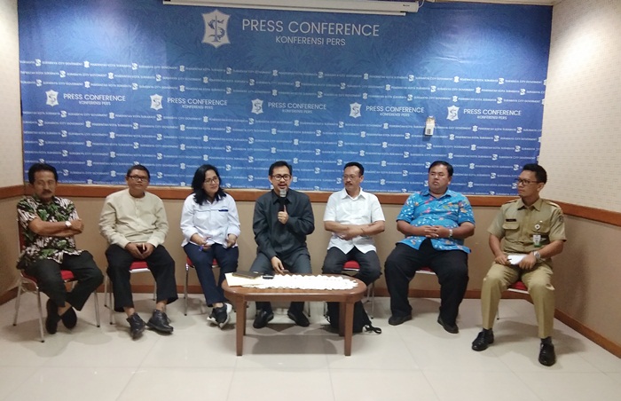 Kepala Dinas Pendidikan Kota Surabaya M Ikhsan saat jumpa pers di Kantor Bagian Humas Pemkot Surabaya, Selasa (11/6). foto: YUDI ARIANTO/BANGSAONLINE