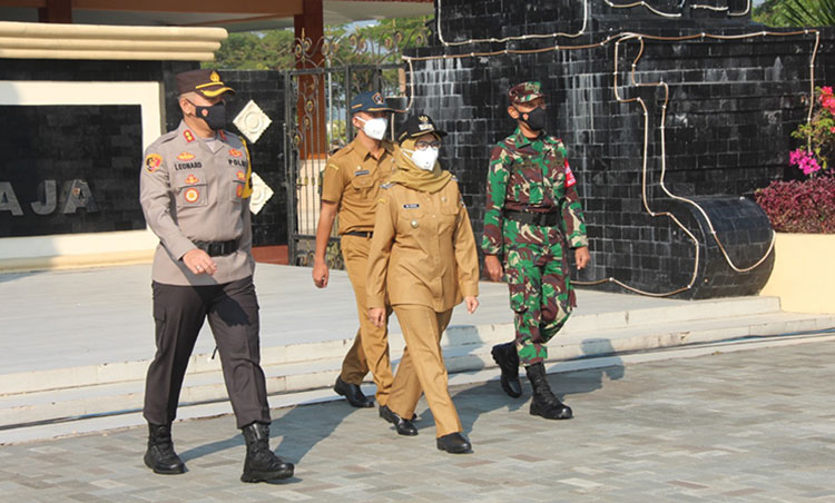 Apel gabungan TNI, Polri, dan pemerintah daerah dalam rangka Kesiapan Pengamanan Larangan Mudik Hari Raya Idulfitri 1442 H, Senin (26/4/2021). (foto: ist)