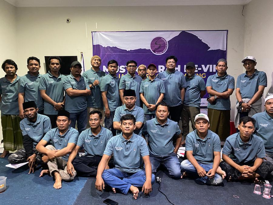 The Big Family AJS saat mengabadikan momen foto bersama pada momentum Musyawarah AJS VII di Pasuruan