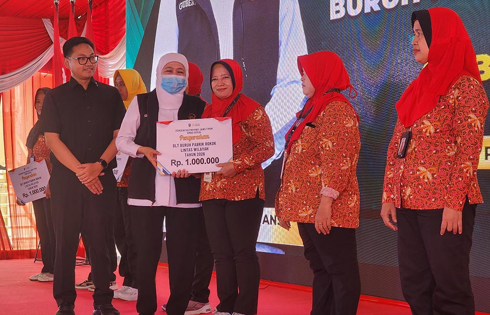 Gubernur Khofifah saat menyalurkan BLT DBHCHT secara simbolis di pabrik PT HM Sampoerna Tbk Rungkut II, Surabaya.