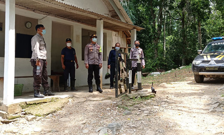Polisi mengecek lokasi yang akan dijadikan TPS. (foto: ist)