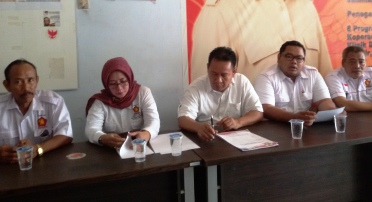 BUKA.  Pengurus DPC Gerindra Gresik yang melaunching dimulainya pembukaan pendaftaran calon kepala daerah. foto: much shopii/BANGSAONLINE