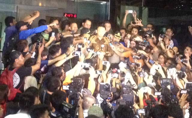 Gubernur DKI Jakarta Basuki Tjahaja Purnama alias Ahok saat keluar dari Gedung KPK, Selasa (12/4) malam sekitar pukul 21.27 WIB. foto: rakisa/ BANGSAONLINE
