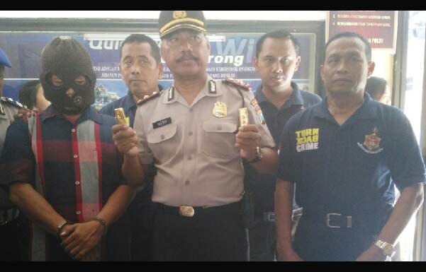 BARANG BUKTI: Kapolsek Porong Kompol Hery Mulyanto (tengah) saat rilis ungkap kasus penggelapan emas batangan, di Mapolsek Porong, 24 Mei 2016. foto: istimewa
