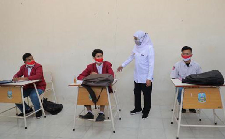 Gubernur Jawa Timur Khofifah Indar Parawansa saat meninjau uji coba pembelajaran tatap muka di sekolah di Kota Probolinggo, Selasa (16/8/2020). foto: ist/ bangsaonline.com