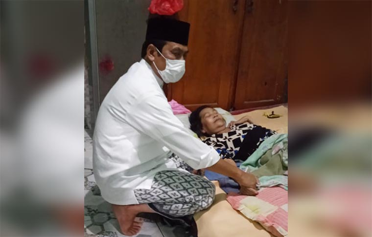 Qosim ketika menjenguk warga sakit di Padang Bandung, Dukun. foto: ist.
