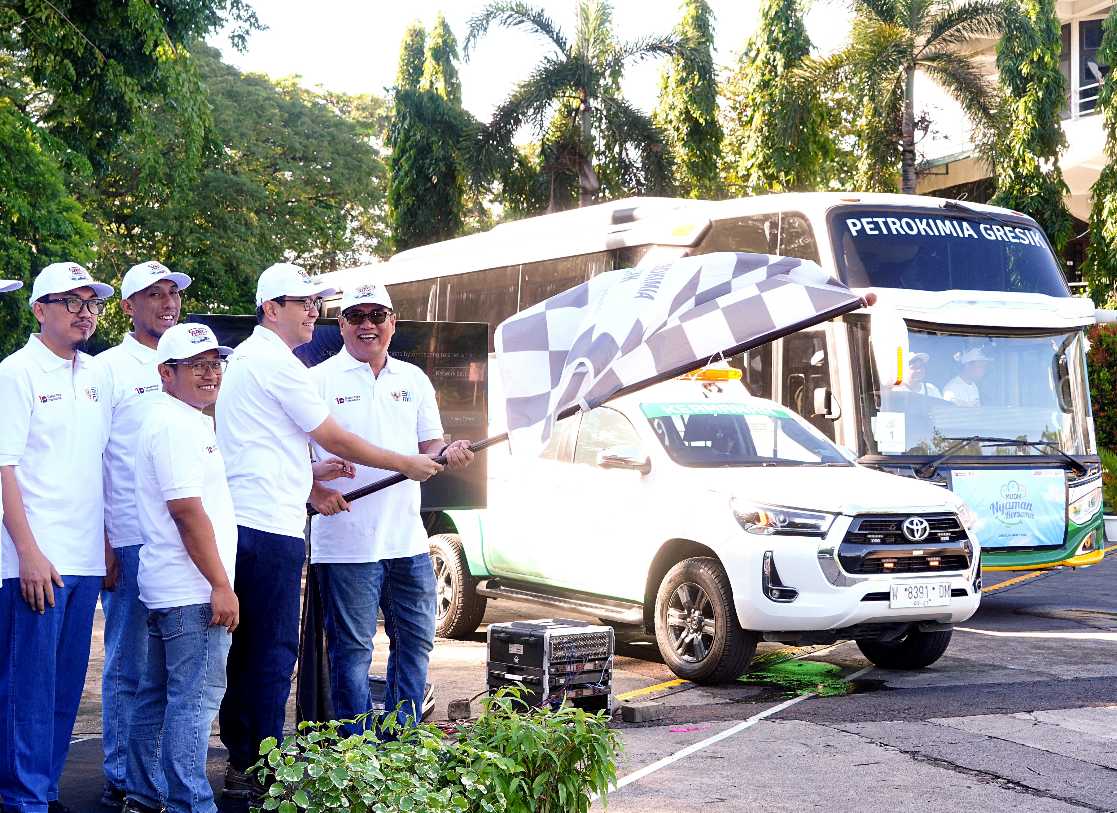 Direktur Utama Petrokimia Gresik, Daconi Khotob (kanan) bersama jajaran direksi saat memberangkatkan mudik aman berbagi harapan 2026. foto: ist.