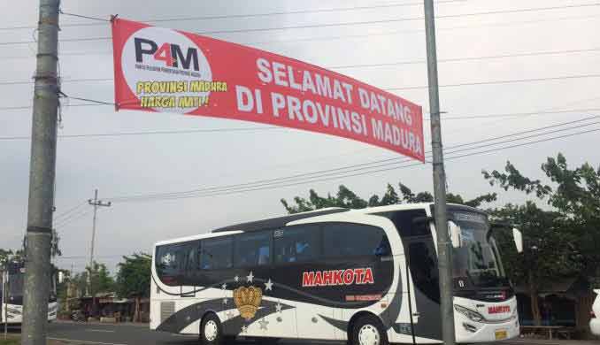 Spanduk ucapan "Selamat Datang di Provinsi Madura" bertebaran di sepanjang jalan tol Suramadu Bangkalan Madura. Foto: kompas