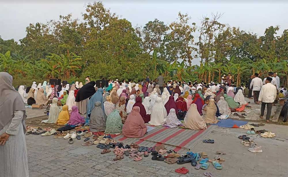 Ratusan warga jemaah Majelis Cinta Alquran Bojonegoro melakukan salat id dan penyembelihan hewan kurban hari ini Minggu (16/6/2024).