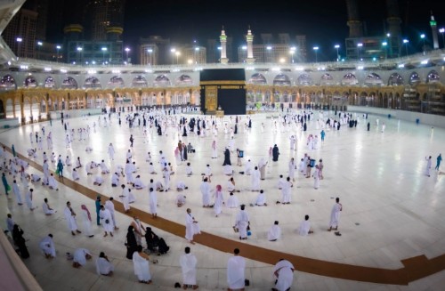 Umat Muslim berdoa di sekitar Ka