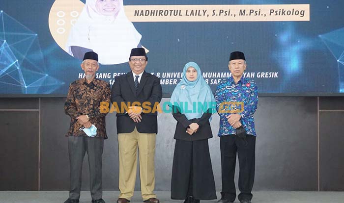 Nadhirotul Laily (dua dari kanan) usai dilantik menjadi Rektor UMG. Foto: SYUHUD/BANGSAONLINE