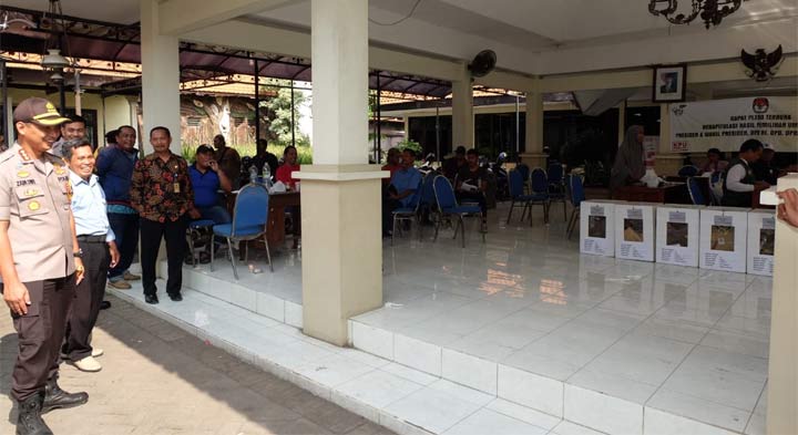 Kapolresta Sidoarjo Kombes Pol. Zain Dwi Nugroho saat mengecek pengamanan di salah satu kecamatan.