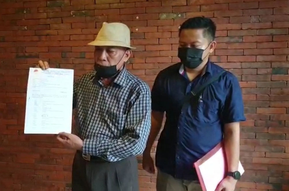 Ketua BPD Jatirejo, Bambang Budi Purnomo (pakai topi). 