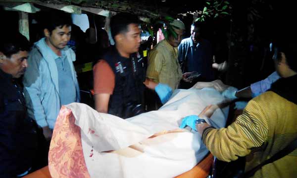 Korban saat dievakuasi ke dalam ambulan untuk dilakukan otopsi di rumah sakit. (foto: suwandi/BANGSAONLINE)