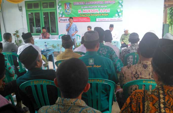 Mukson saat menggelar reses di Kecamatan Singgahan.