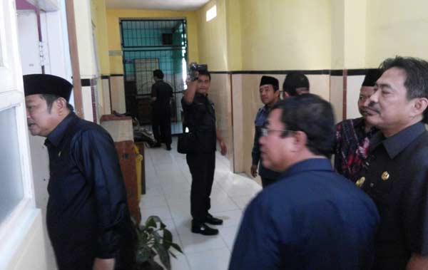Bupati Sidoarjo H Saiful Ilah, Wabup H Nur Ahmad Syaifuddin dan Ketua Komisi D H Usman, saat sidak UN di MA Nurul Huda, di Desa Kalanganyar Kecamatan Sedati, Senin (4/4/2016). foto: mustain/BANGSAONLINE