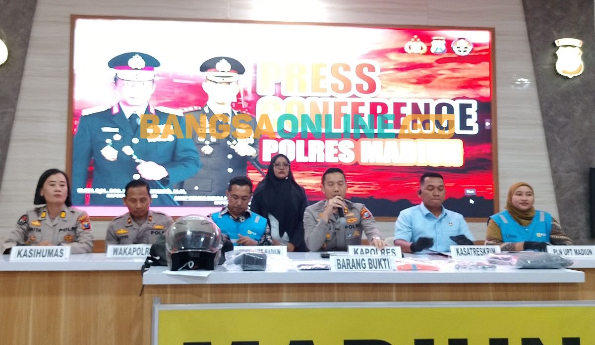 Kapolres Madiun saat konferensi pers ungkap kasus pencurian tembaga trafo. Foto: Hendro Suhartono/BANGSAONLINE