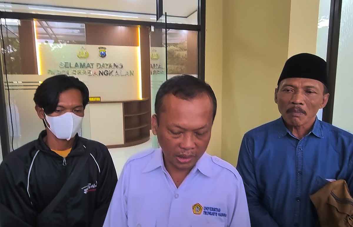 Rektor UTM saat memberi keterangan kepada awak media di Mapolres Bangkalan.