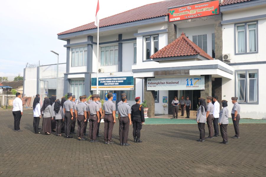 Apel pagi yang diikuti pegawal Lapas Pemuda Madiun